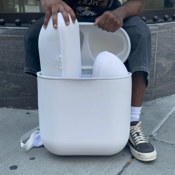 AirPods 變身巨型「 AIRPACK 」背包 (4).jpg