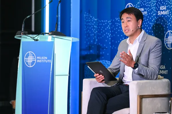 劉可瑞在 Milken Institute 活動上發表演說。.jpg