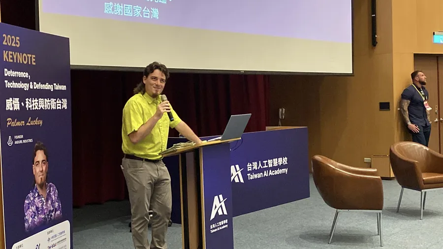 「沒有神祕武器會救你！」Anduril創辦人：別期待美國，台灣得靠上萬架無人機嚇阻北京