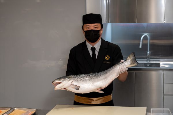 台灣每 5 條進口鮭魚就有 1 條來自爭鮮！20 年來，它不只是壽司店，還是重量級進口商？