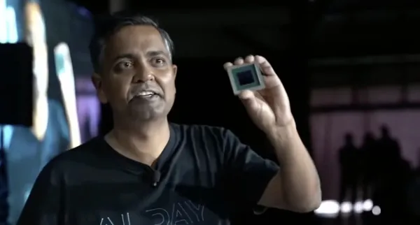 Ganesh Venkataramanan展示特斯拉Dojo第一代晶片D1.jpg