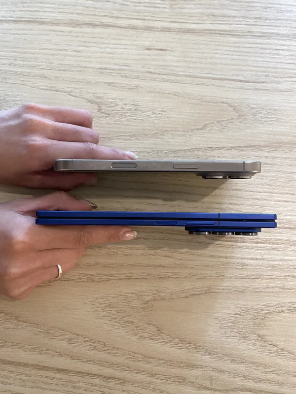三星Galaxy Z Fold 7和iPhone 16 Pro厚度比較。