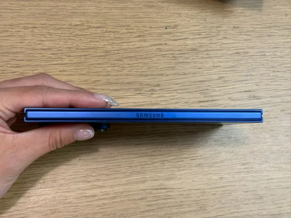 三星Galaxy Z Fold 7 對折.jpg