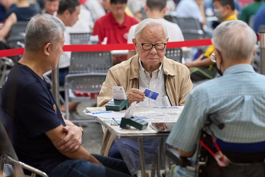 張忠謀退休7年了都在忙什麼？最新身影「橋牌大賽當隊長」，70年牌齡曾對決比爾蓋茲、巴菲特