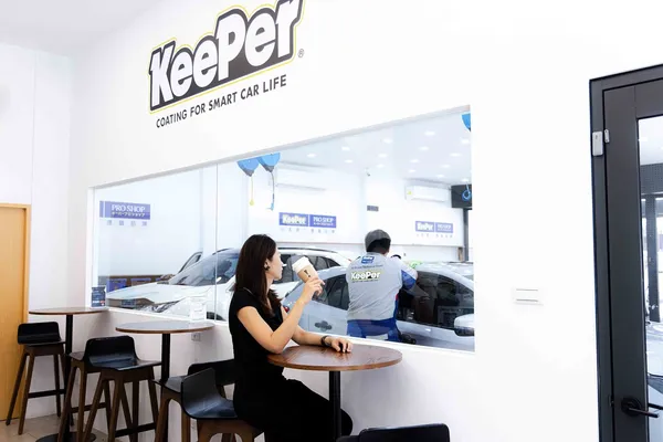 KeePer 規畫專屬休息室，客人可透過玻璃窗觀看施工過程。