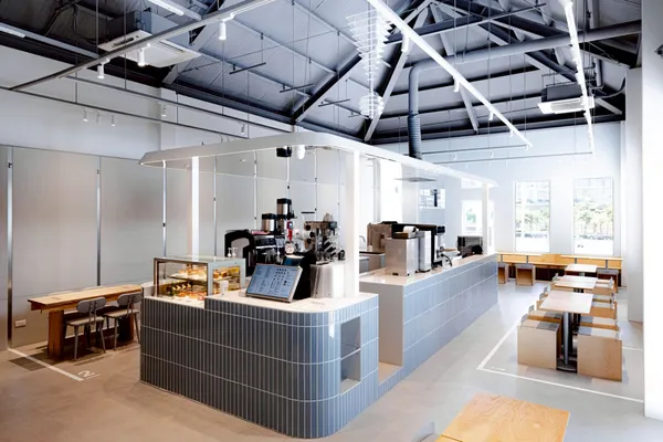 CAFE!N亞灣門市為KeePer PRO SHOP量身打造在純白色、藍色系磁磚吧台，與木質調座位交