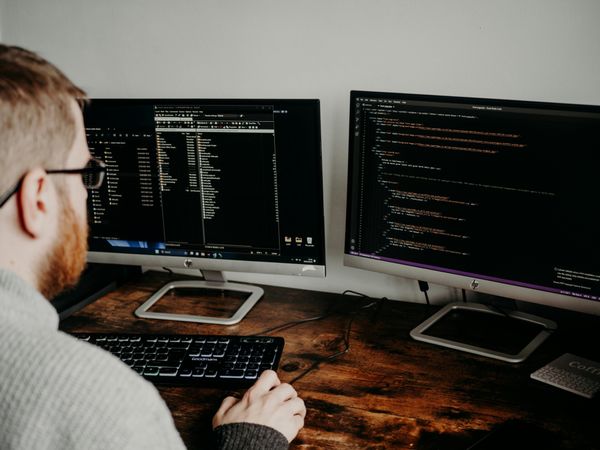  Vibe Coding 正夯！新一波 AI 風潮讓生產力大躍進，傳統工程師會被取代嗎？