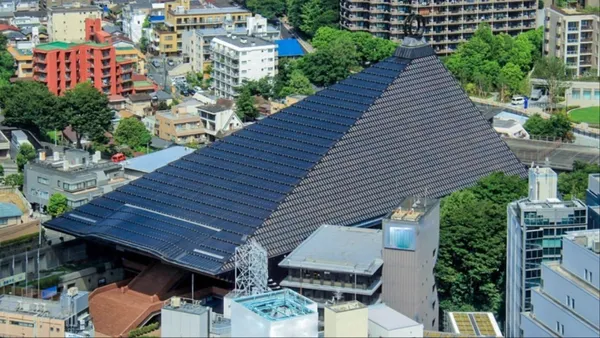 隱身東京港區的未來感寺廟！宛如太空船的「靈友會釋迦殿」，合掌屋頂結合金字塔型建築