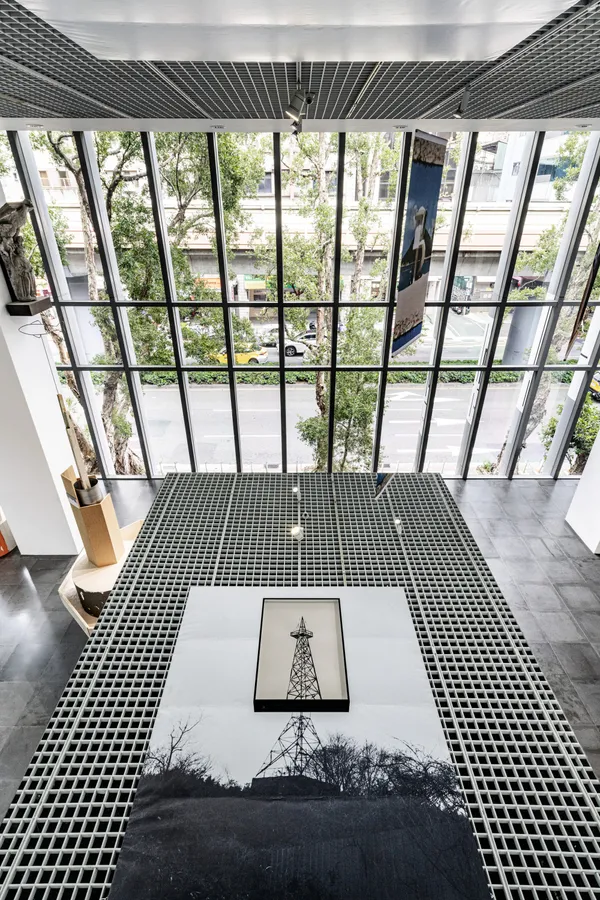 北師美術館《亂流：半睡飛行夢》展場落地窗