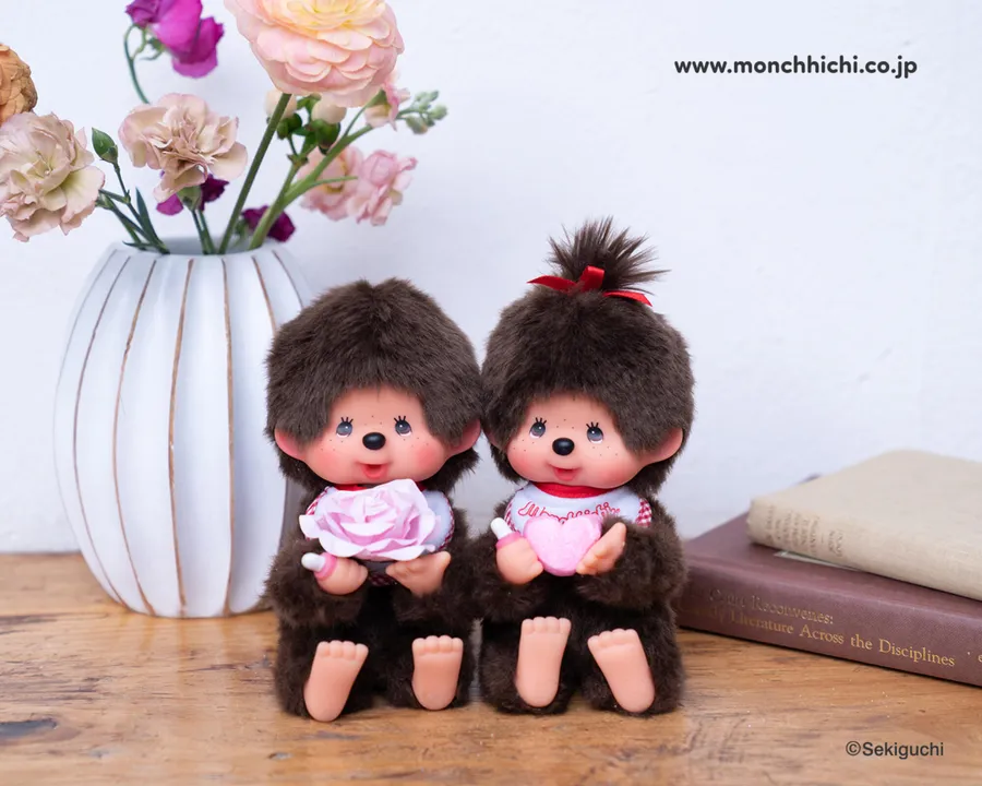 夢奇奇 Monchhichi 在紅什麼？50 年經典重生：日本昭和風公仔，為何變 Z 世代潮玩？