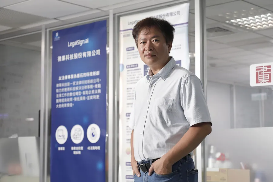 中小企業寫合約的痛，AI幫你解！新創律果科技靠生成式AI＋真人律師，三年成長3倍
