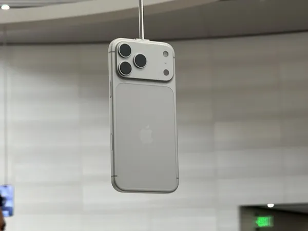 蘋果iPhone 17 Pro 實體機白.jpg