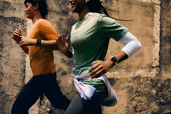 Apple-Watch-SE-3-lifestyle-running-250909.jpeg