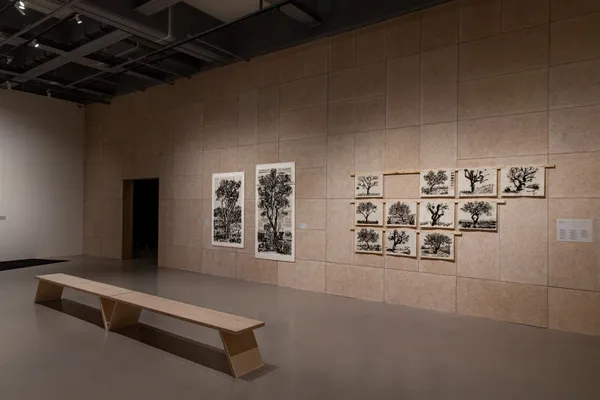 北美館「威廉．肯特里奇」展場軟木板材料。