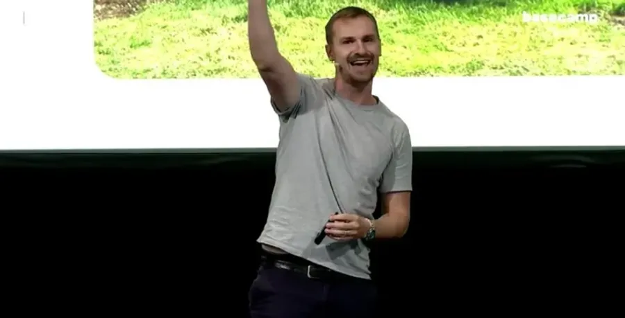 Coinbase旗下Base區塊鏈將發幣？創辦人震撼發言：考慮發行原生代幣，說好的不發幣呢？