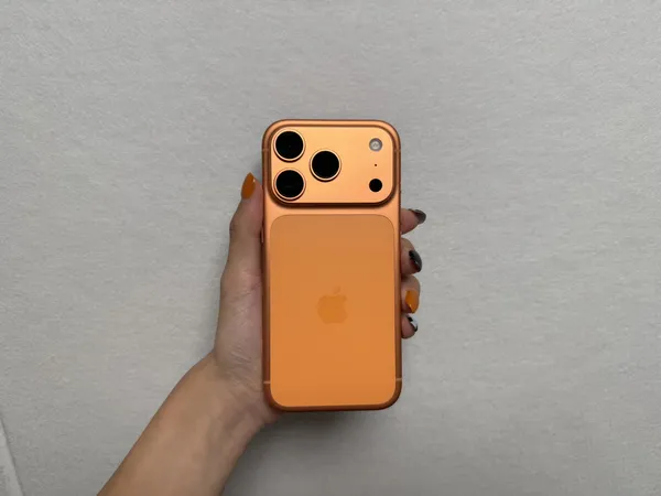 iPhone 17 Pro宇宙橙室內燈光