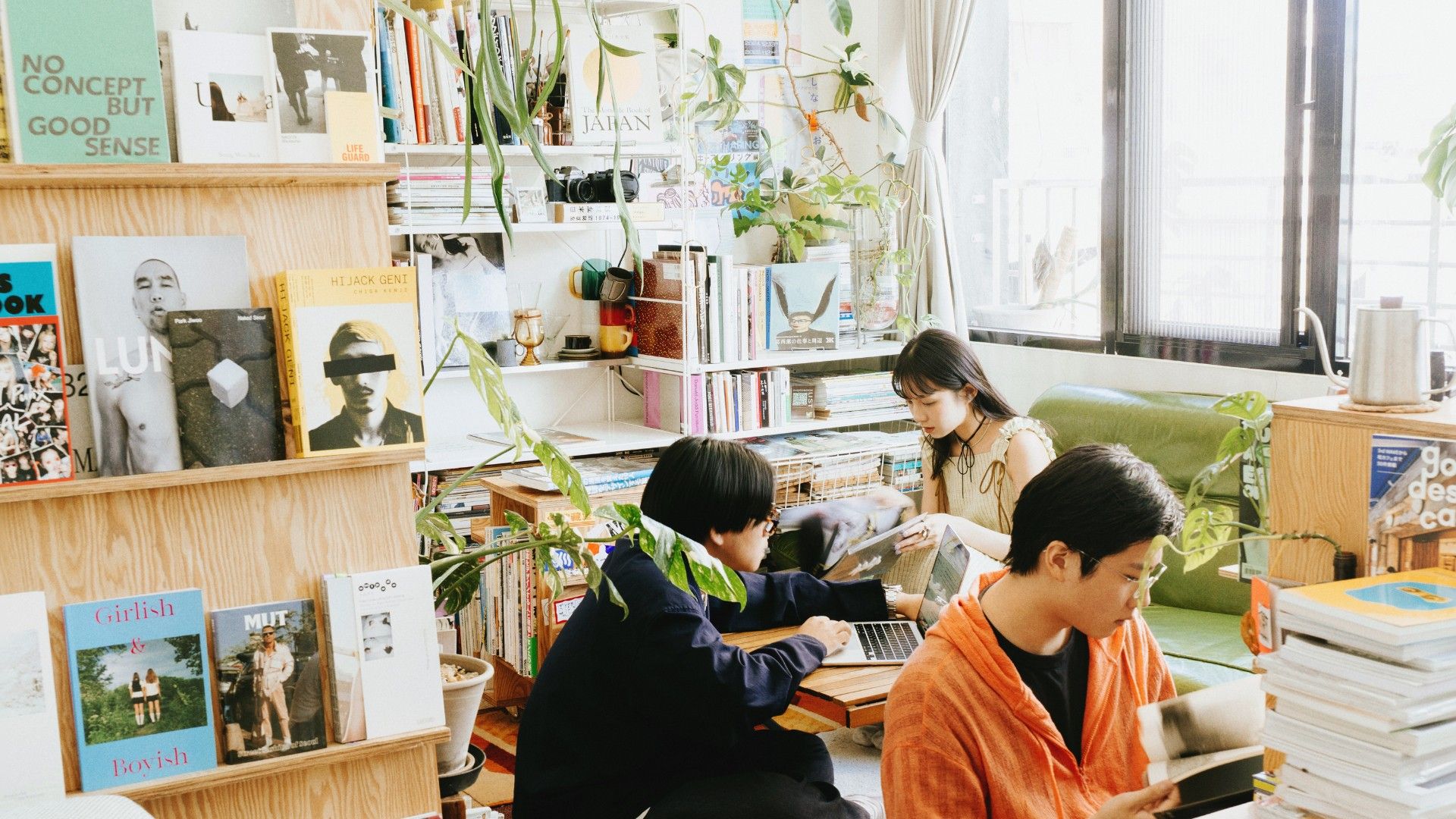 走進基隆的小客廳，一間望海而生的二手攝影書店：專訪Phyllshin Books