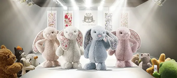  一隻絨毛玩偶創造 4.5 億美元營收！Jellycat 如何帶給成人滿滿「情緒價值」？