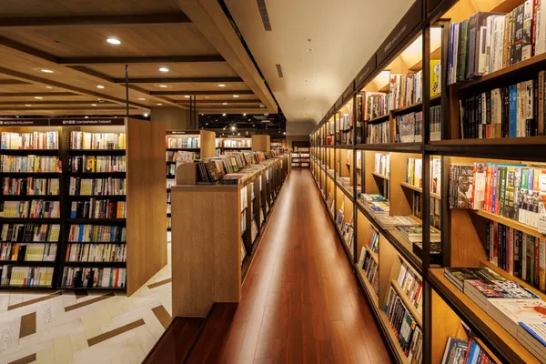 誠品松菸24小時書店「坐讀階梯」