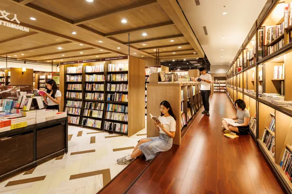 誠品松菸24小時書店「坐讀階梯」