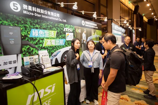 微星科技展示智慧 AC 與可攜式充電樁，設計簡便易用，吸引國際買家關注，積極布局海外市場。