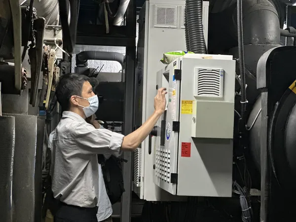 圖3 煙波國際觀光集團工務團隊操作高效能節能設備，確保系統穩定運行並持續減少能源消耗。（圖煙波國際觀