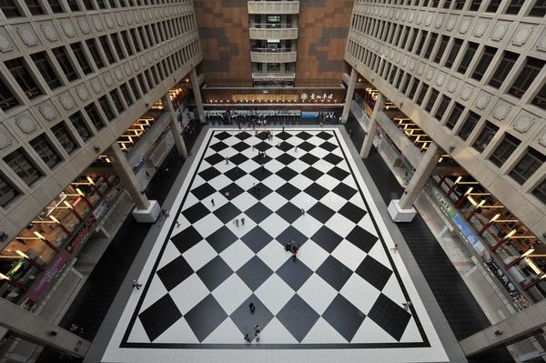  台北車站日進出 60 萬人次，年營收卻不到 30 億！為何仍讓百貨大咖搶破頭？