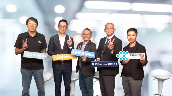 東元電機財務暨管理中心數位發展處副處長 蘇尊堯(左1)、精誠資訊AI+事業協奏長 陳楷麒(左2)、雲悦科技總經理 鄭榮輝(中)、銓鍇國際業務處長 李宗炎(右2)、數位時代副總編輯 趙郁竹(右1)