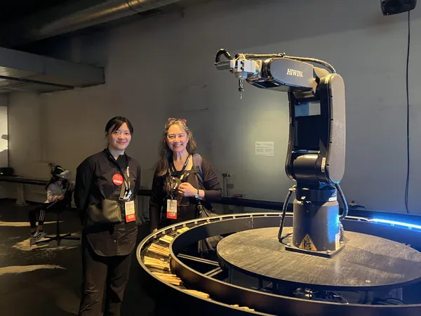 林茲電子藝術節,張晏慈(左)與資深新媒體藝術家Tamiko Thiel (DE_US)於作品前合影.