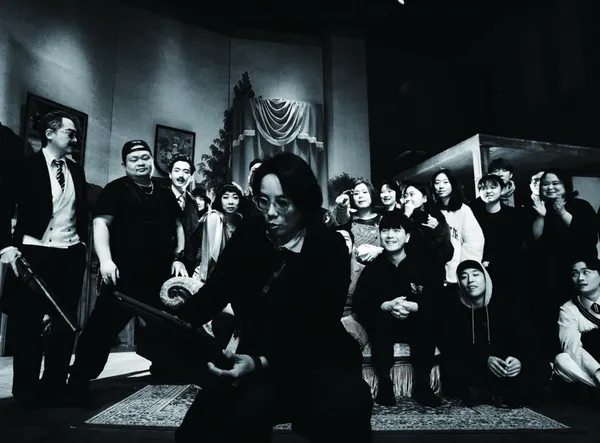 陳菁蕙(中)參與2024 百老匯授權舞台劇《戲啊！出包惹》劇照拍攝工作照(攝影 陳書海).jpg