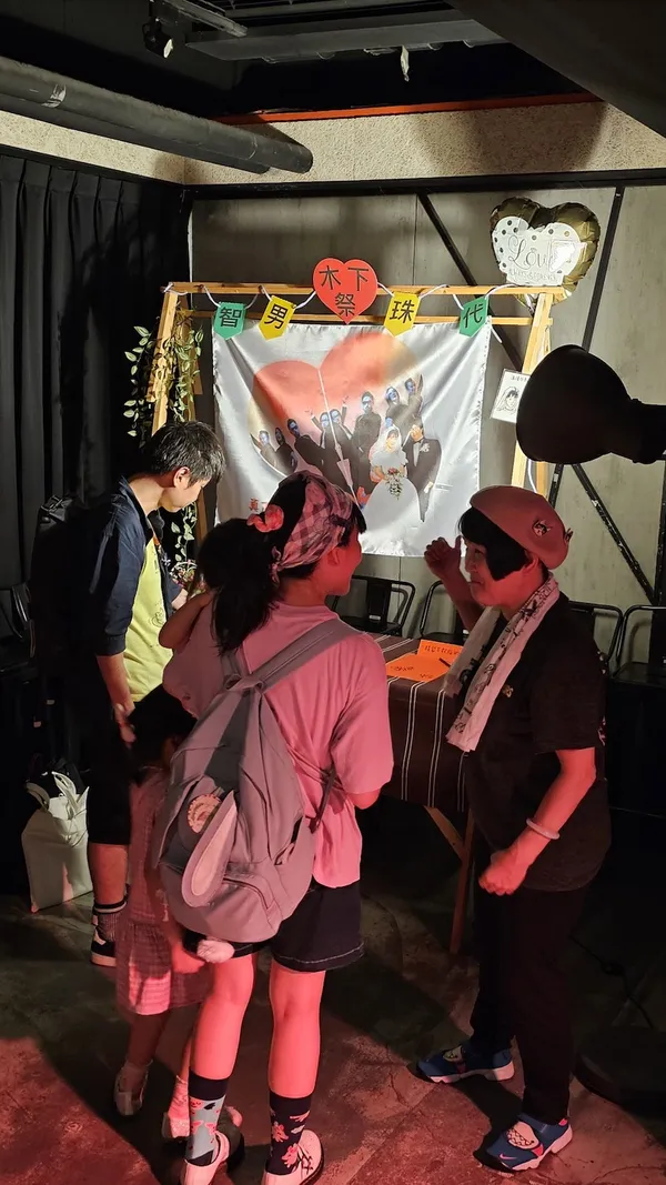 共勉之團隊為資深樂迷慶生布置慶生會場。