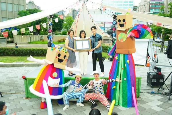 英國標準協會(BSI)台灣分公司張嘉倫協理(後左)頒發認證證書予新北市文化局副局長于玟(中)及天馬戲