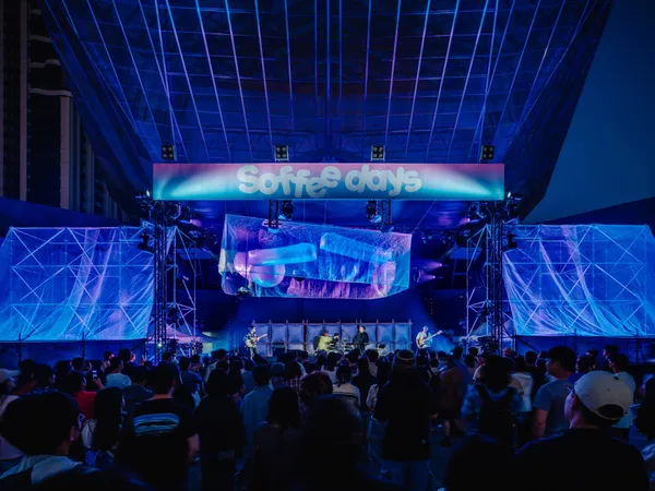 2024 soffee days_以溫室網及充氣材料作為輕飄飄的舞台燈光載體。