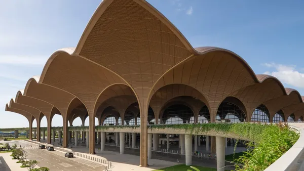柬埔寨德崇國際機場啟用！Foster + Partners 以寺廟幾何為靈感，編織天幕引入自然光