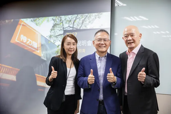(右起)特力集團總裁暨特力屋董事長何湯雄；總經理張栢青；財務總監暨發言人蔣毓婷.jpg