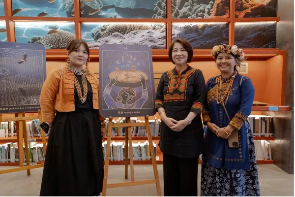 《靈媒與她們的產地》「vuvu的祝福」牌卡企劃胡雅雯（右），繪畫馬郁芳（左）