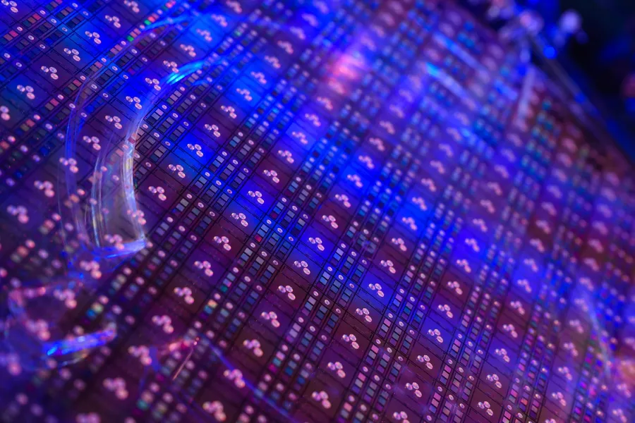 告別手機「凸眼怪」！MetaOptics用奈米級「超穎透鏡」，改寫智慧裝置的光學未來！