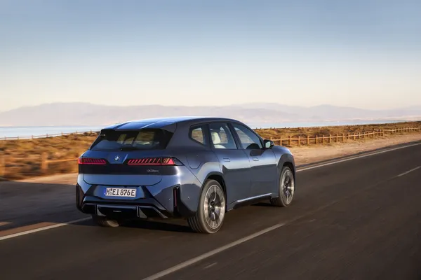 BMW iX3搭載第六代eDrive系統，將能耗再次降低，並將續航里程進一步提升，最遠可達805公里