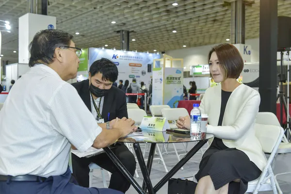 KPMG安侯永續協理董育慈及資誠永續發展服務公司協理劉曉瑾提供現場企業諮詢交流服務。