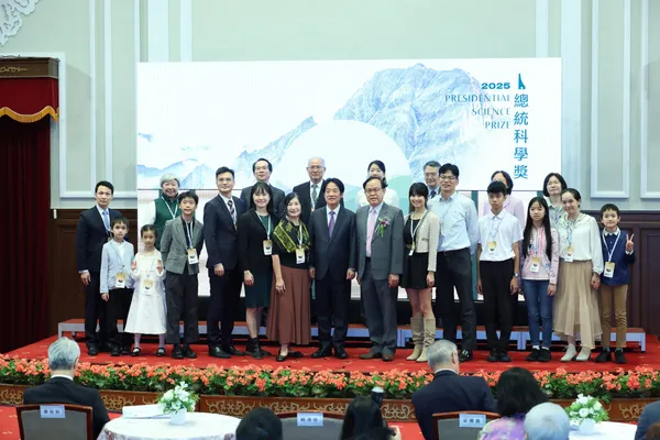 葉院士全家於2025總統科學獎頒獎現場溫馨合影。