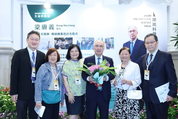 教學界的老友們來到頒獎典禮，為梁院士祝賀殊榮。