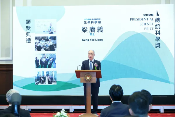 梁院士於頒獎典禮現場發表感言。