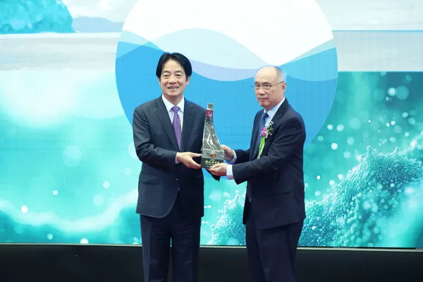 賴總統親自頒發「2025年總統科學獎」殊榮予梁院士。