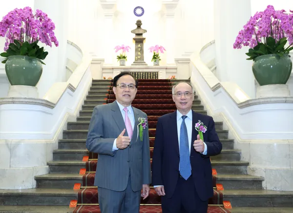 2025年總統科學獎得主，生命科學組 梁賡義 院士(右)、工程科學組 葉均蔚 院士(左)。