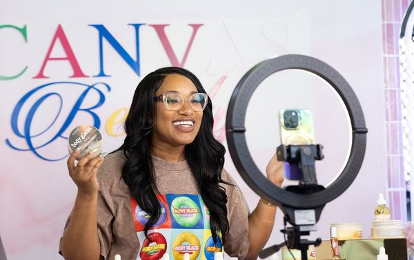  6 小時賺進百萬美元！她如何在堆滿貨的倉庫裡寫下 TikTok 直播銷售神話？