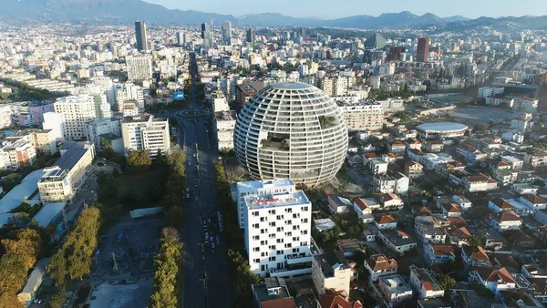 MVRDV 打造百米巨型球體建築！地拉那「The Grand Ballroom」整合體育館、飯店公寓