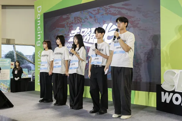 本屆優勝團隊「走路的光」於現場共同展示，展現活潑熱情的能量。