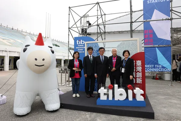 左起數位時代陳素蘭執行長、經濟部商業發展署陳秘順副署長、經濟部何晉滄政務次長、經理人何飛鵬發行人、教育部青年發展署陳雪玉署長