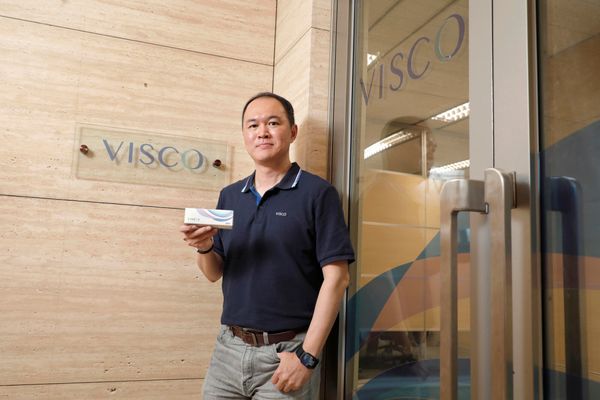  一片隱形眼鏡，燒錢 10 年才燒出全球第 5！視陽光學的後進者逆襲之路