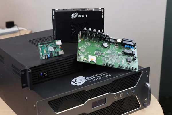 耐能智慧透過經濟部「晶創 IC 補助計畫」加速開發的 AI 晶片 KL1140，其效能與能耗表現均顯